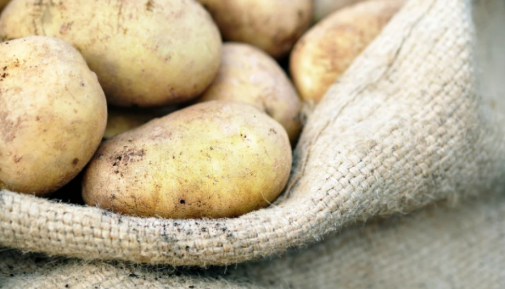Ako vidite ovo na krompiru kada ga ljuštite, odmah ga bacite: Jako je opasno, može da dovede do ozbiljnih problema sa zdravljem