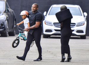 Tretira žene kao tanjire: Za repera tvrde da nije normalan, ovako je služio hranu gostima