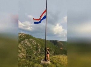 OPŠTI HAOS ZBOG SKIDANJA HRVATSKE ZASTAVE: Detalji privođenja SRPSKIH mladića u Kninu - preti im i kazna od 4.000 evra (VIDEO)