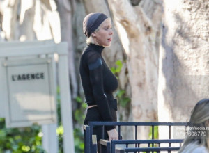 Hoda u pocepanim čarapama, bez donjeg veša, bosa: Poslednja fotografija supruge Kanjea Vesta sve nas je zabrinula