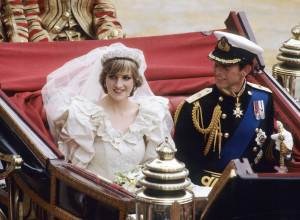 Veo dugačak sedam metara i haljina optočena sa 10.000 bisera: Venčanica princeze Dajane koštala je 115.000 dolara, a evo zašto je čuvana u sefu