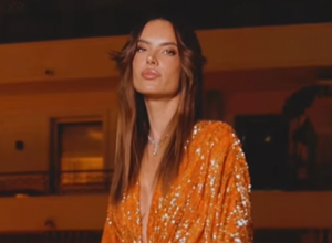 Smela i energična narandžasta boja će obeležiti ovo leto: Alesandra Ambrozio i Deniz Ričards je obožavaju, kojoj bolje stoji?