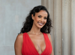 Vatrena Maja izdominirala na crvenom tepihu: Crvena toaleta istakla je sve atribute, voditeljka je "ukrala šou"