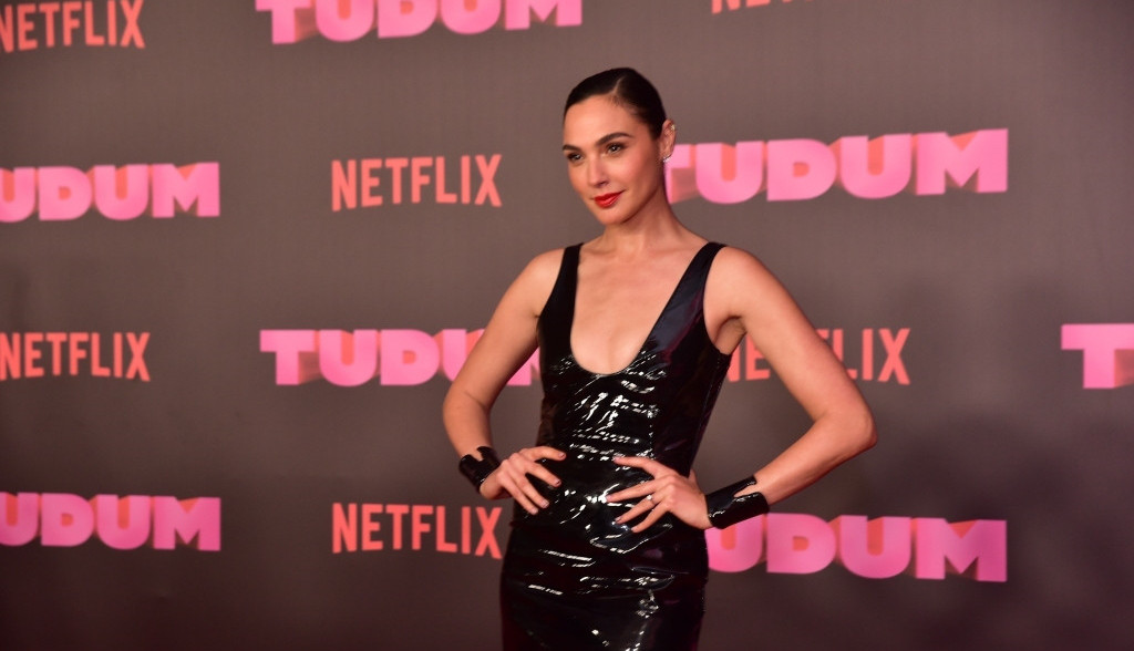 Gal Gadot u provokativnom  izdanju: Crna, lateks haljina, pripijena uz telo je pokorila crveni tepih