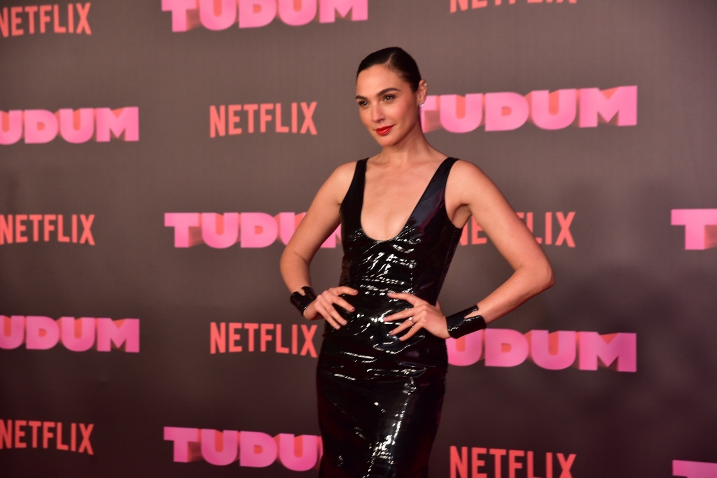 Gal Gadot u provokativnom  izdanju: Crna, lateks haljina, pripijena uz telo je pokorila crveni tepih