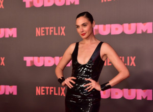 Gal Gadot u provokativnom  izdanju: Crna, lateks haljina, pripijena uz telo je pokorila crveni tepih
