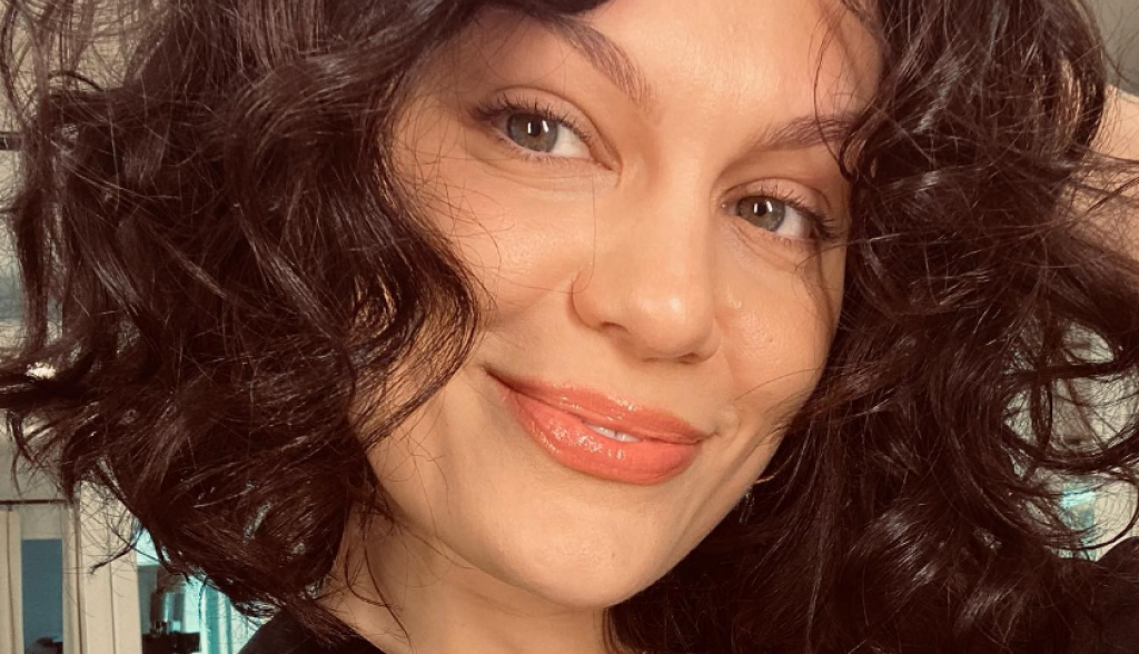 Džesi Džej otkrila sa kakvim izazovima se suočava deset dana posle porođaja:  "Moji organi su se pomerili, materica se i dalje smanjuje"