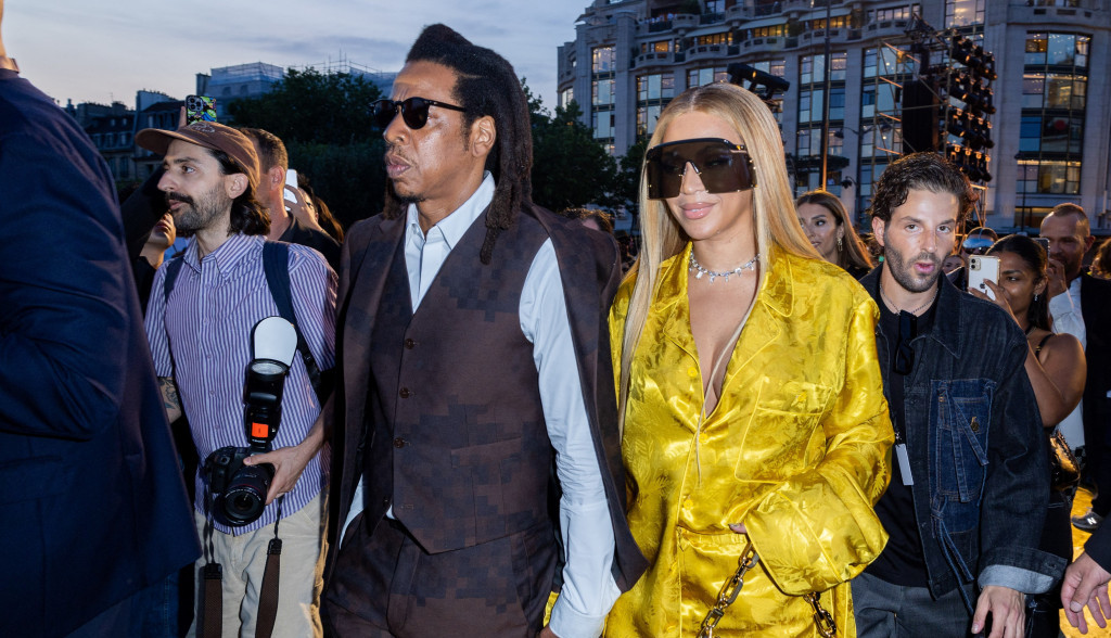 Holivudske zvezde na reviji u Parizu: Modni debakl Kim Kardašijan, a svi se pitaju kakvu to pidžamu nosi Bijonse