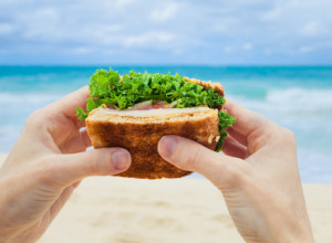Čips i sendvič nipošto ne nosite na plažu: Ovo je lista "zabranjene" hrane na letovanju, može da vam napravi ozbiljne probleme