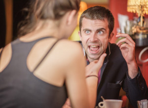 Gosti u kafiću ne veruju šta gledaju: Uzela je dečkov telefon i ušla u poruke, njegova reakcija je zgrozila prisutne