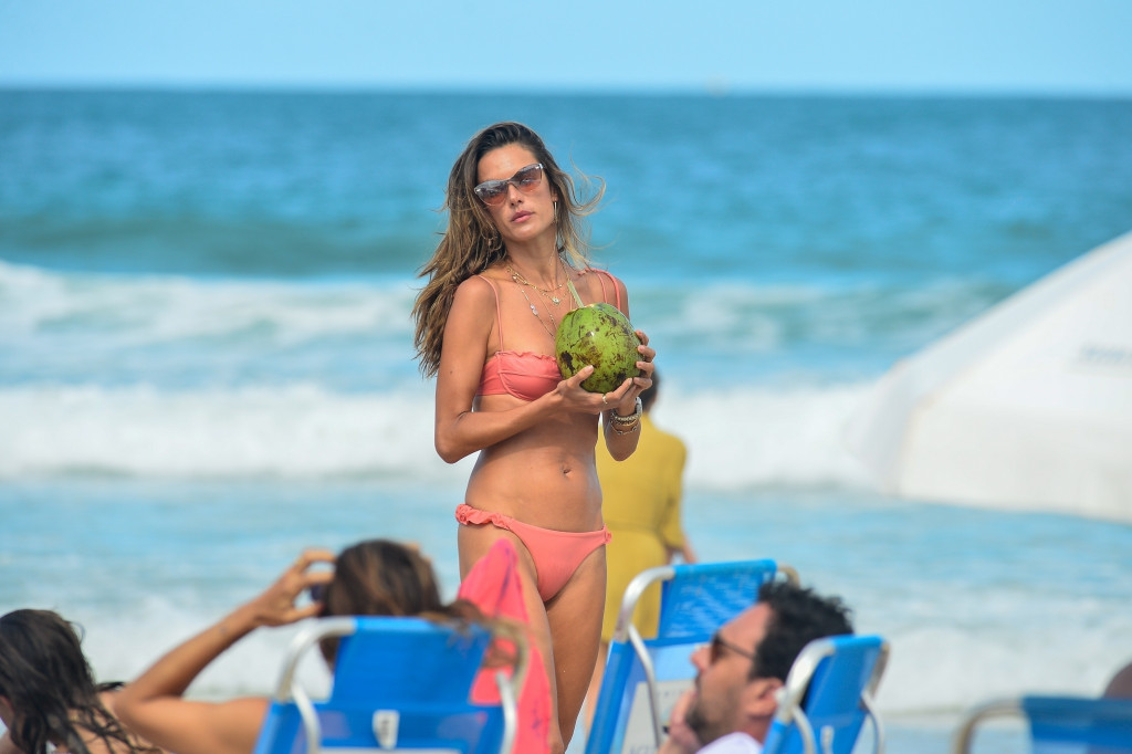 Coconut estetika zaludela influenserke: To je ultimativno oličenje letnje mode, a evo koja pravila morate da poštujete