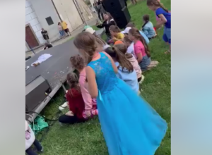 Decu animirala plesačica na šipci: Roditelji zgroženi, a gradonačelnik se obratio organizatorima pretećom porukom