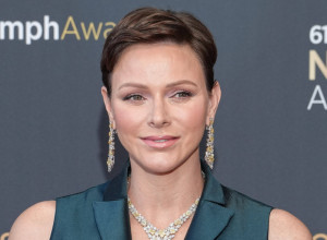 Princeza Šarlin od Monaka u sofisticiranoj haljini A kroja: Sve oči bile su uprte u nju, a stajling je upotpunila  dijamantskom ogrlicom