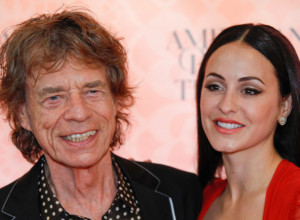 Mik Džeger i njegova 44 godina mlađa izabranica blistali na crvenom tepihu: Nikad nije bio veran, ali ga balerina "ukrotila"