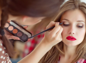 Skinite 10 godina sa lica: Sve je do prave šminke, jedna boja je ključna!