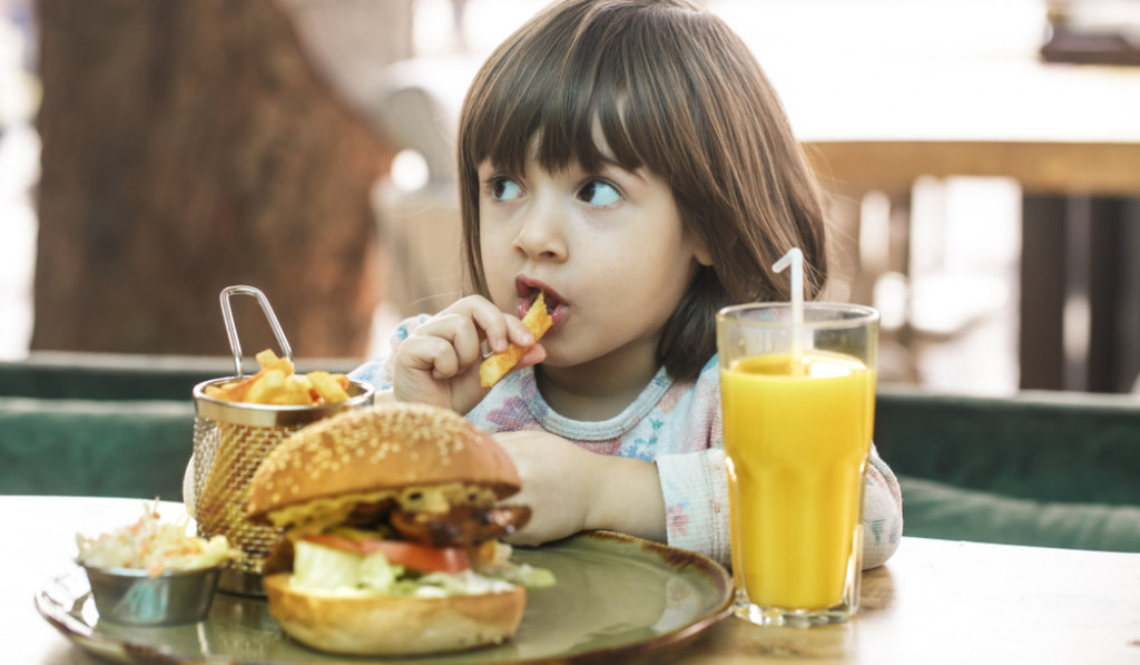 Srbi ovu hranu masovno daju deci: Lancet studija dokazala da je ona apsolutno najgora za razvoj dečijeg mozga