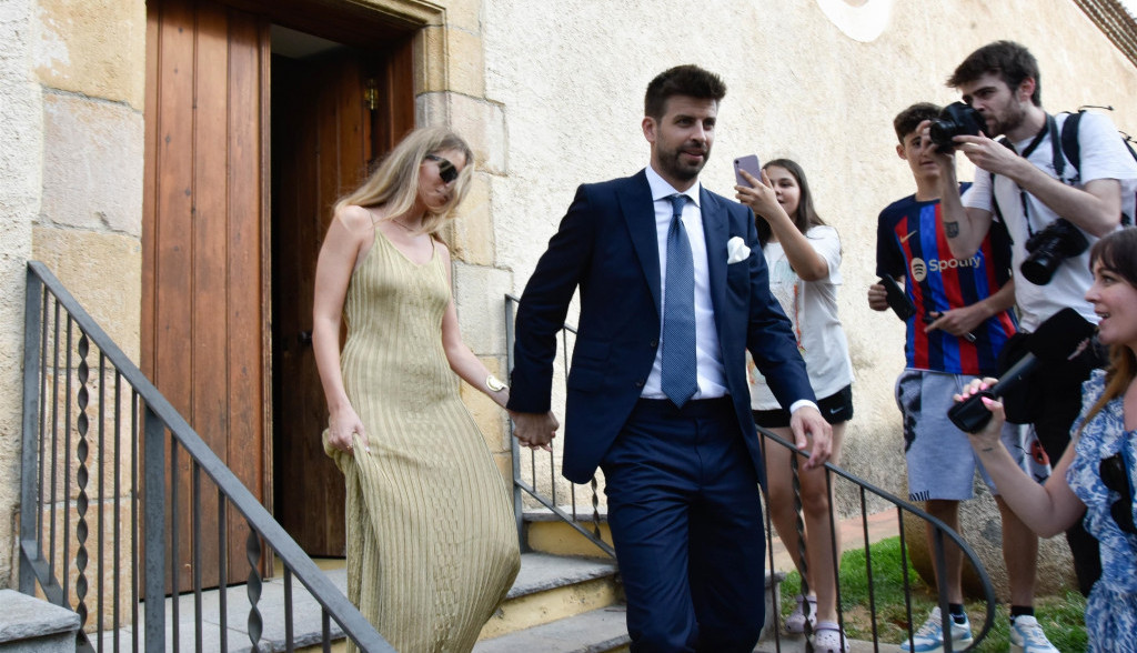 Žerar Pike sa Klarom pristigao na venčanje brata: Nosila je jednostavnu haljinu, alli šou je ukrala njegova majka koja ne podnosi Šakiru