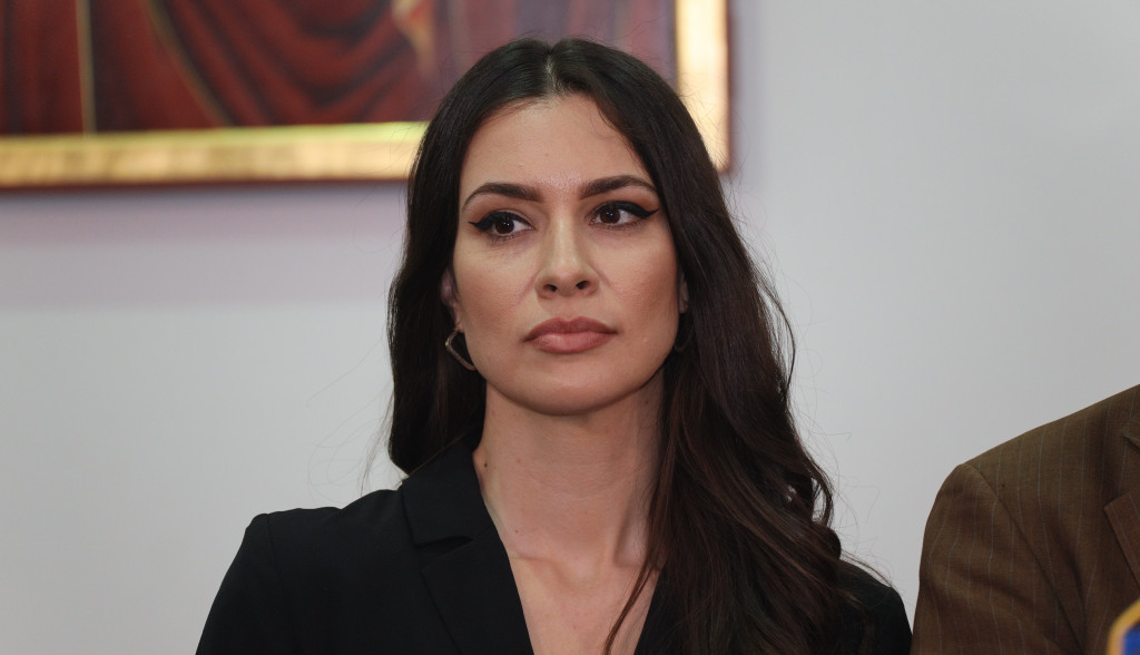 Dragana Kosjerina u haljini koju ćete obožavati: Lagana midi haljina koja istiće figuru, idealna za vrele letnje dane