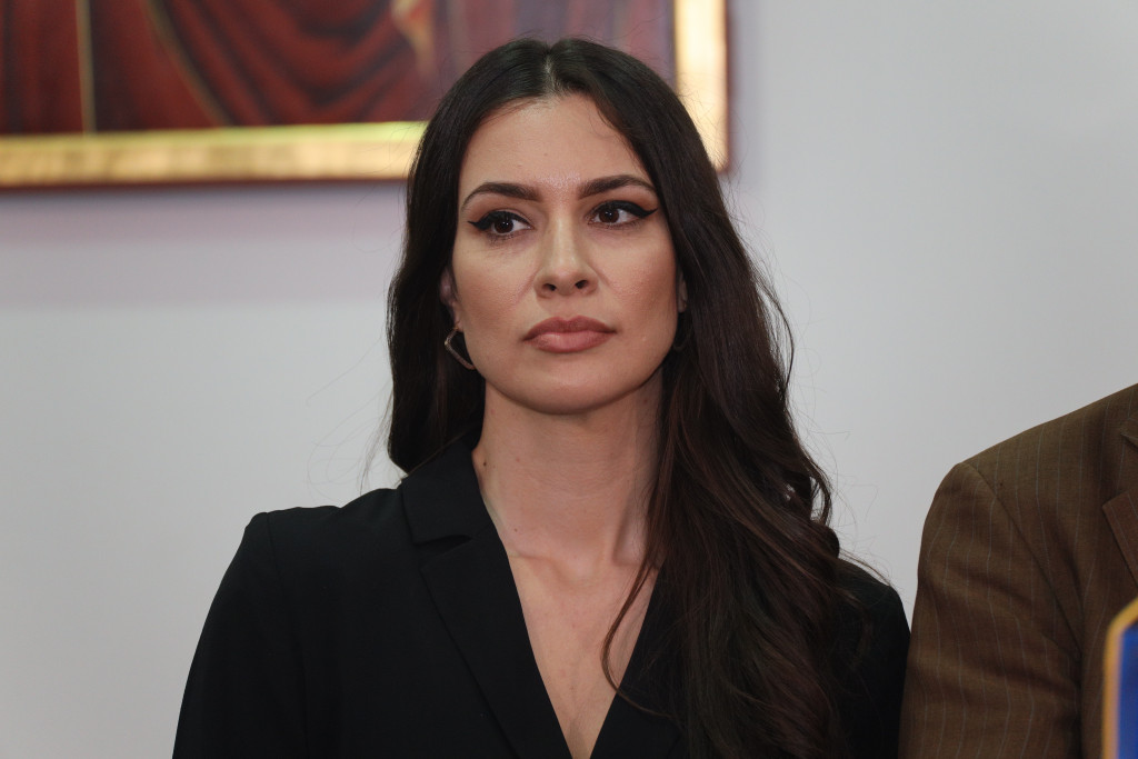 Dragana Kosjerina u haljini koju ćete obožavati: Lagana midi haljina koja istiće figuru, idealna za vrele letnje dane