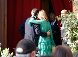 Pikeova majka je Šakiru uporedila sa vešticom: Juče se pojavila na venčanju zajedno sa novom snajom, u stajlingu u kom nismo navikli da je viđamo