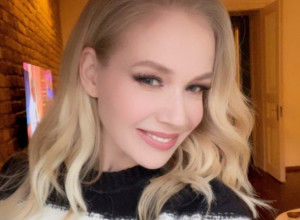 Jelena Rozga je napravila super trik i tako suzila struk: Majica izgleda obično, sivo i monotono, a košta čak 300 evra