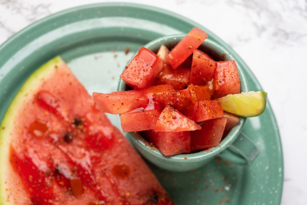 Kada vidite ovu genijalnost i vi ćete da posolite lubenicu: Pogledajte kakvo čudi čini ovaj mali trik od omiljenog letnjeg voća