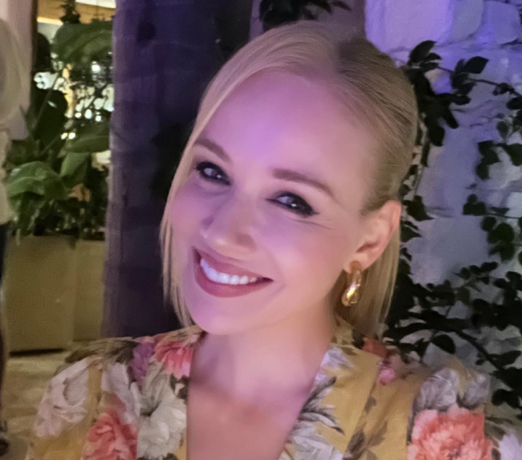 Jelena Rozga u haljini koju bi svaka žena poželela: Dubok dekolte i prorezi sa kojima je zagolicala maštu