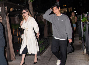 Anđelina Džoli prošetala u komadu koji Srpkinje obožavaju: Retro mantil koji je uvek aktuelan na glumici stoji savršeno