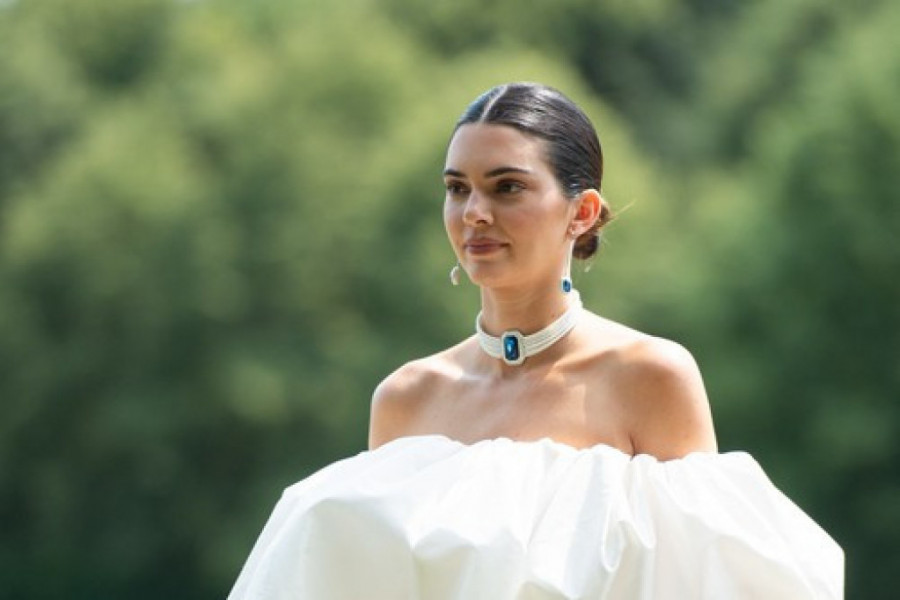 Ovakve haljine su se nosile pre 30 godina: Kendal Džener je želela da privuče pažnju ogrlicom, a svi komentarišu njenu oblak haljinu