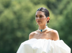 Ovakve haljine su se nosile pre 30 godina: Kendal Džener je želela da privuče pažnju ogrlicom, a svi komentarišu njenu oblak haljinu