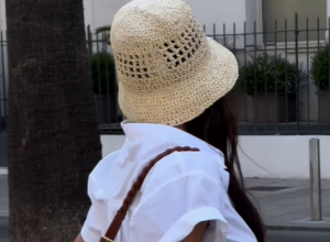 Nekada rezervisana samo za plažu, a sada sastavni deo svakog stajlinga: Ovaj model torbe je vodeći trend među influenserkama