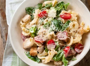 SAVRŠENA ZA VRELE DANE Hladna salata od piletine, testenine i povrća, ukus je neodoljiv, a lepo zasiti