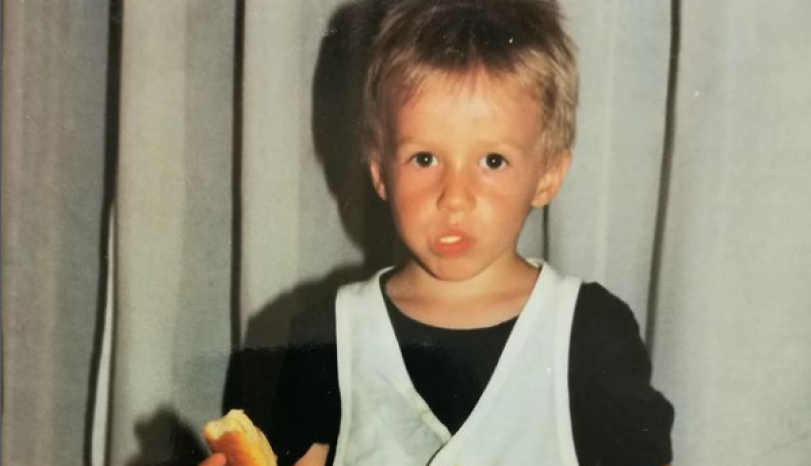 Da li prepoznajete dečaka sa fotografije: On danas osvaja sva ženska srca i sin je legendarnog srpskog glumca
