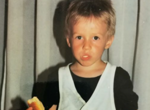 Da li prepoznajete dečaka sa fotografije: On danas osvaja sva ženska srca i sin je legendarnog srpskog glumca