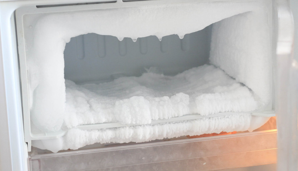 Jedan sastojak sprečava nakupljanje leda u zamrzivaču: Više nećete svako malo odmrzavati uređaje, ovu namirnicu svi imate u kući