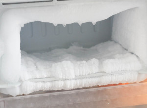 Jedan sastojak sprečava nakupljanje leda u zamrzivaču: Više nećete svako malo odmrzavati uređaje, ovu namirnicu svi imate u kući