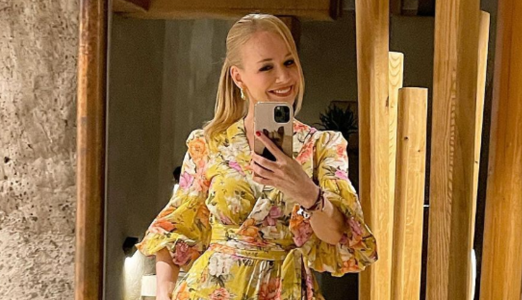 Jelena Rozga opet održala modnu lekciju: Pripijena, crna slip haljina sa prorezima istakla njenu vitku figuru, a sandale su posebno efektne