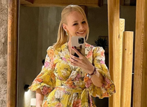 Jelena Rozga opet održala modnu lekciju: Pripijena, crna slip haljina sa prorezima istakla njenu vitku figuru, a sandale su posebno efektne