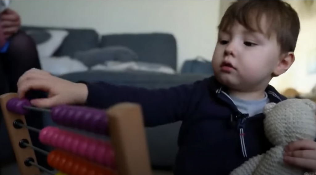 Ima četiri godine i čita i broji na šest jezika: Evo sa koliko godina je dečak genije ušao u MENSU!