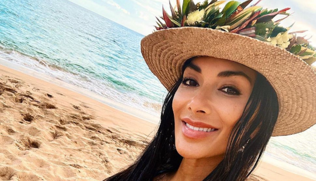 Slavna pevačica u petoj deceniji izgleda kao boginja: Svi joj zavide, a ona se kune u ovaj jeftin proizvod