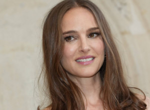 Natali Portman je boginja elegancije: Romantična bela haljina sa nežnim detaljima koju bi svaka žena poželela