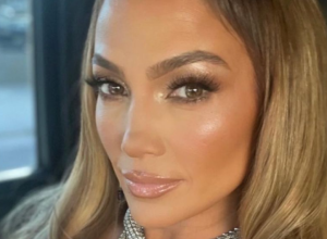 Što starija sve je lepša: Džej Lo izgrmela svojim rođendanskim autfitom, pa zaigrala na stolu