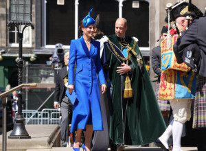 Ispod silnih odora kriju se savršeno isklesana tela: Evo kako Vilijam i Kejt izgledaju u kupaćim kostimima, svima pale vilice