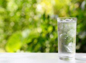 Posle ovoga više nikada nećete stavljati led u piće: Niste ni svesni šta se sve krije u njemu
