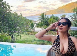 Salma Hajek u 56. u minijaturnom bikiniju izgleda prezgodno: Glumica je ponovo zapalila mreže, a jasno je zašto