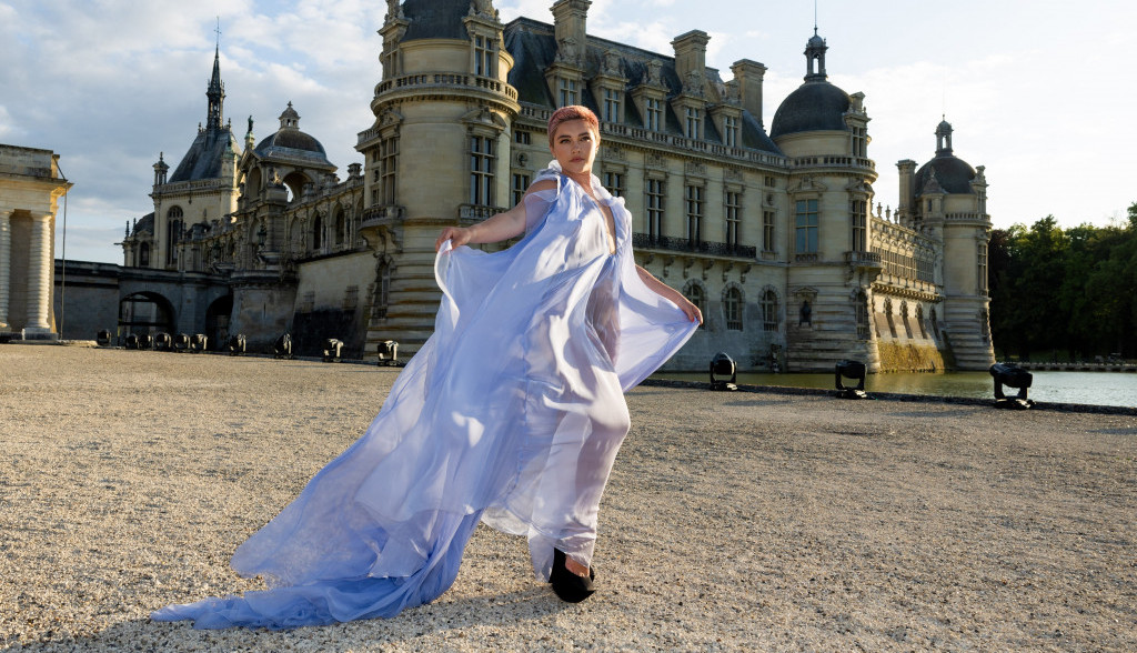 Glumica Florens Pag u "nezgodnoj" haljini: Naizgled je sve zamaskirala, a pod zracima sunca se oslikala njena zanosna figura