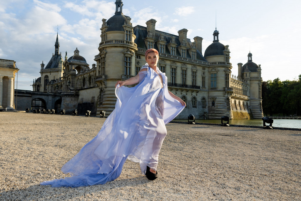 Glumica Florens Pag u "nezgodnoj" haljini: Naizgled je sve zamaskirala, a pod zracima sunca se oslikala njena zanosna figura