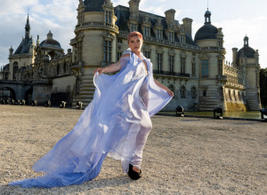 Glumica Florens Pag u "nezgodnoj" haljini: Naizgled je sve zamaskirala, a pod zracima sunca se oslikala njena zanosna figura