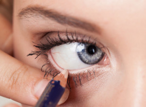 Beli ajlajner je novi bjuti trend: Dodaje sjaj vašim očima, idealan za sve one koji vole prirodni izgled