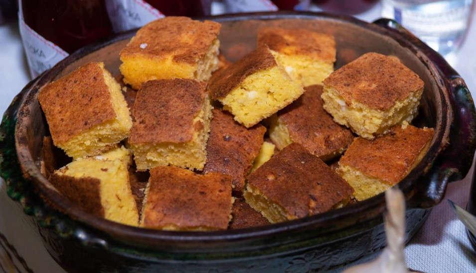 Proja s merama na čaše: Brzo i lako se pravi, a toliko je ukusna da nestane iz pleha dok trepneš!